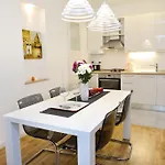 Le Monde Apartment Split