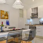 Le Monde Apartment Split