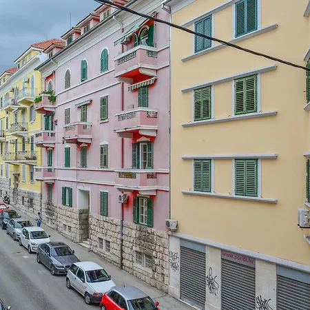 Le Monde Apartment *