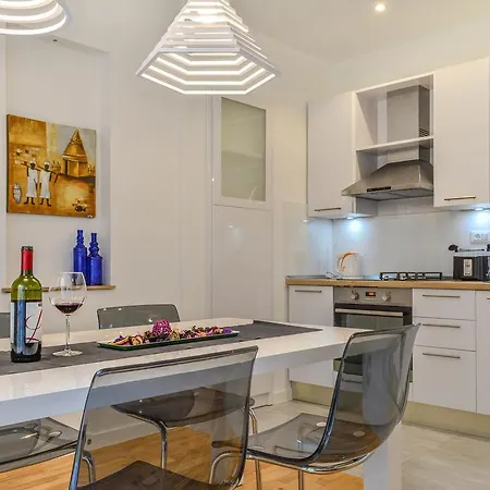 Le Monde Apartment Split