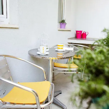 Le Monde Apartment Split
