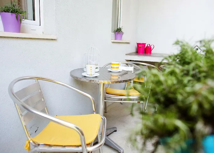 Le Monde Apartment Split